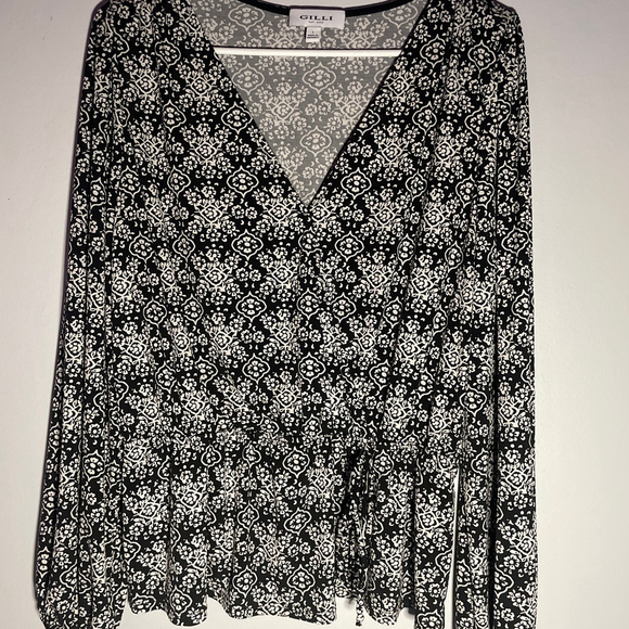 GILLI Tops - Gilli Black and White Floral Blouse Women's Size Large
